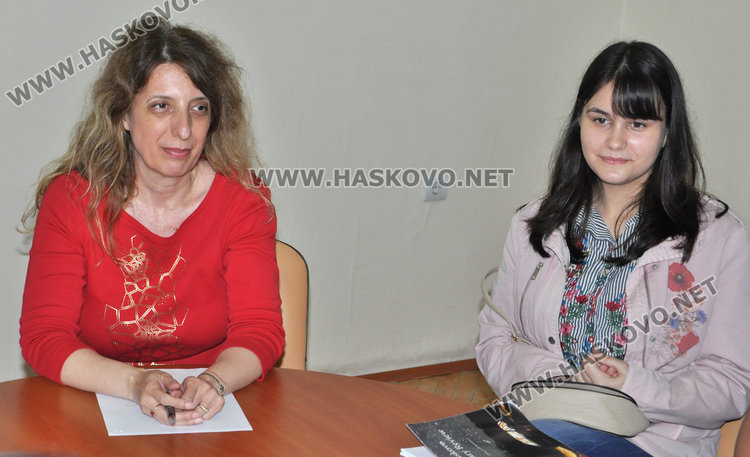 Млади таланти от Езиковата издадоха литературен сборник на английски