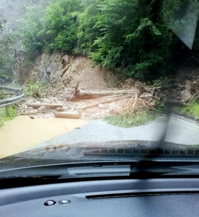 Свлачища и пропаднал път спряха движението за Мадан и през двете възможни трасета