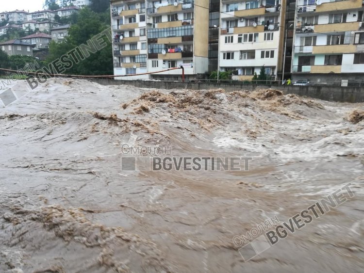Река Черна залива жилищни блокове в Смолян, най-сериозно е в кв. "Устово"