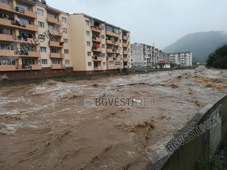 Река Черна залива жилищни блокове в Смолян, най-сериозно е в кв. "Устово"