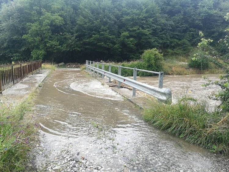 Смолян поиска помощ от военните, езеро „Рибката“ пред преливане