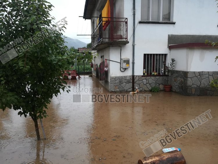 Река Черна залива жилищни блокове в Смолян, най-сериозно е в кв. "Устово"