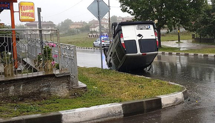 Кърджалийски Опел засече баничарка в Баните и я обърна на таван