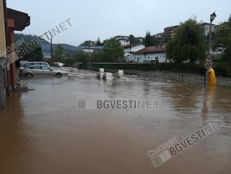 Обявиха бедствено положение в Община Смолян, река Черна излезе от коритото на много места /снимки/