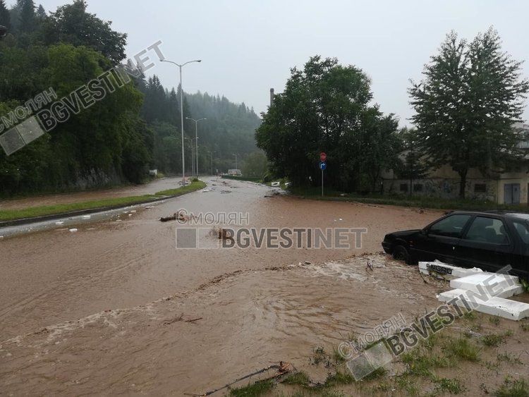 Свлачище край Чепеларе затвори пътя Смолян-Пловдив