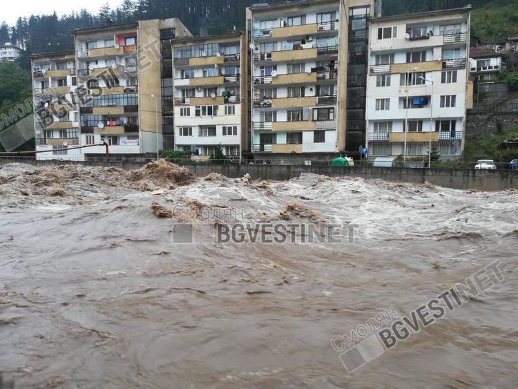 Река Черна залива жилищни блокове в Смолян, най-сериозно е в кв. "Устово"