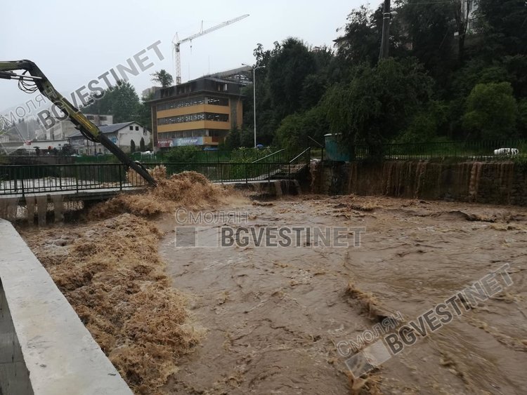 Обявиха бедствено положение в Община Смолян, река Черна излезе от коритото на много места /снимки/