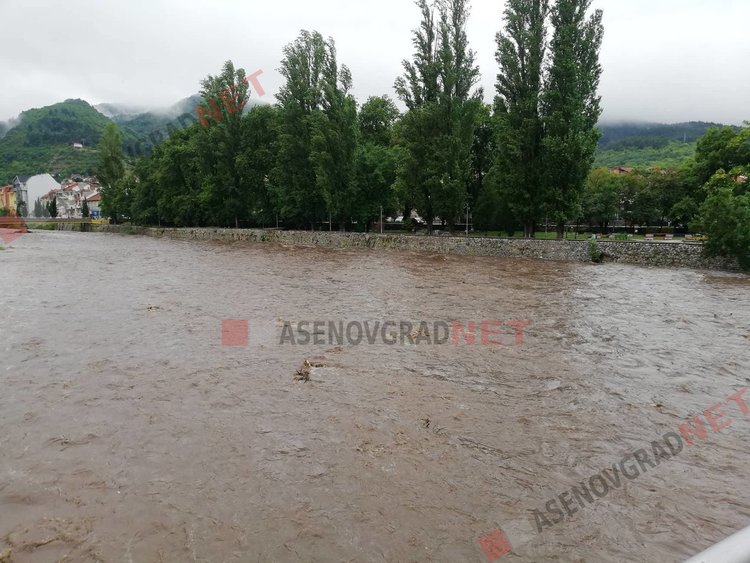 Така изглежда в момента река Чая в Асеновград