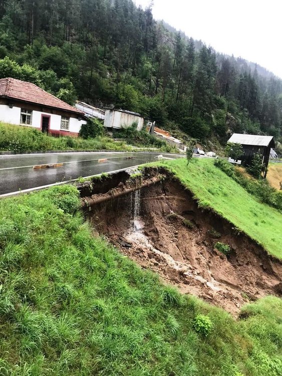 Пропадна част от пътното платно по пътя Смилян-Рудозем край Бяла река