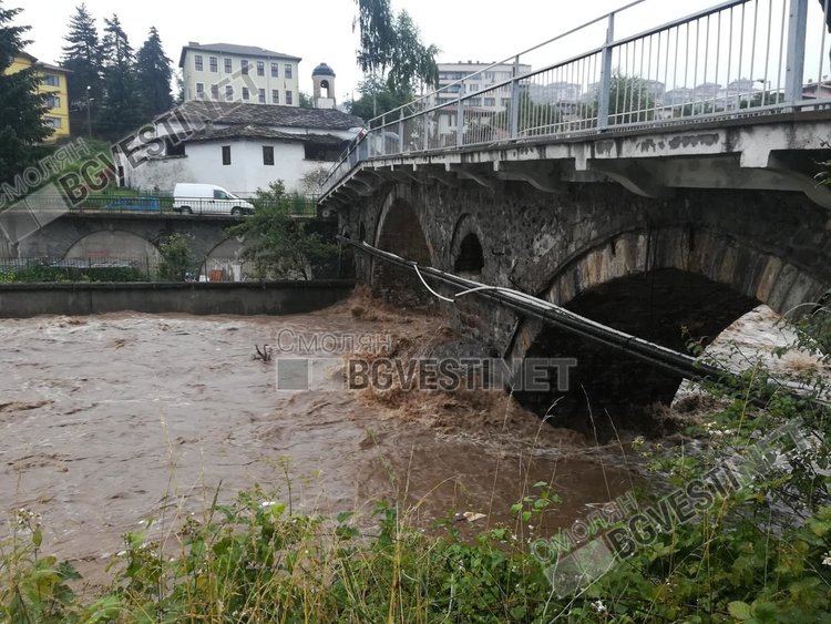 Обявиха бедствено положение в Община Смолян, река Черна излезе от коритото на много места /снимки/