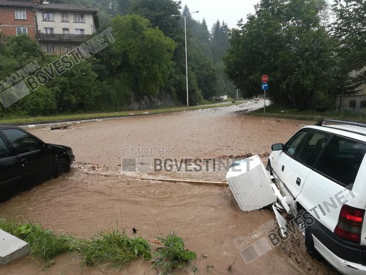 Обявиха бедствено положение в Община Смолян, река Черна излезе от коритото на много места /снимки/