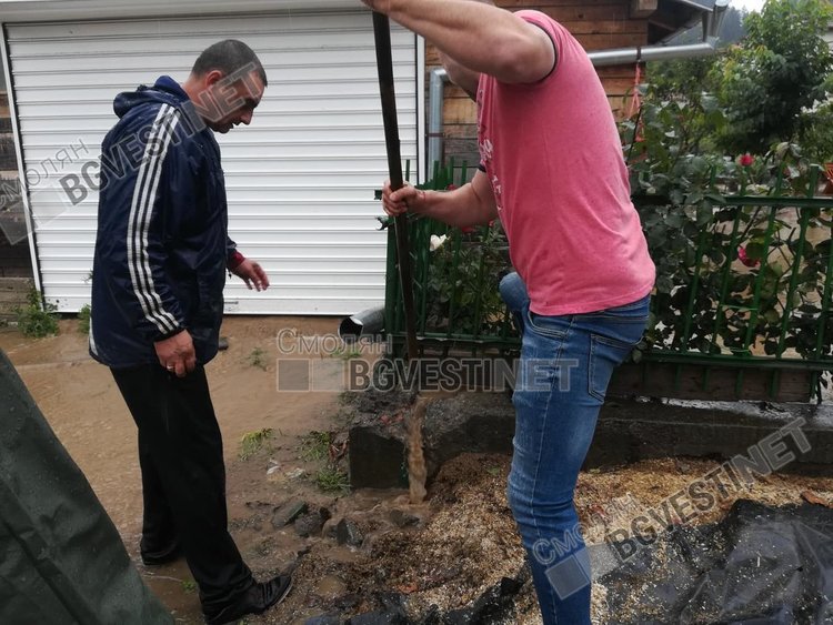 Река Черна залива жилищни блокове в Смолян, най-сериозно е в кв. "Устово"