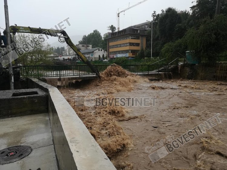 Обявиха бедствено положение в Община Смолян, река Черна излезе от коритото на много места /снимки/