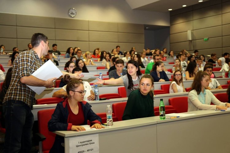 5 човека се борят за 1 място в най-желаните специалности на Медицинския университет в Пловдив