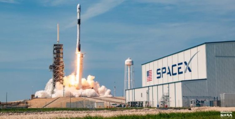 SpaceX изстреля Falcon 9 с космическия кораб Dragon (видео)