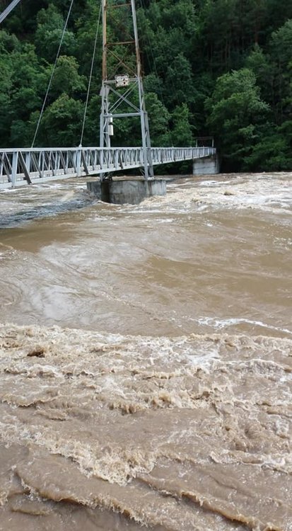 Нивото на река Арда се увеличи драстично в района на Китница, прелят е бетонният мост