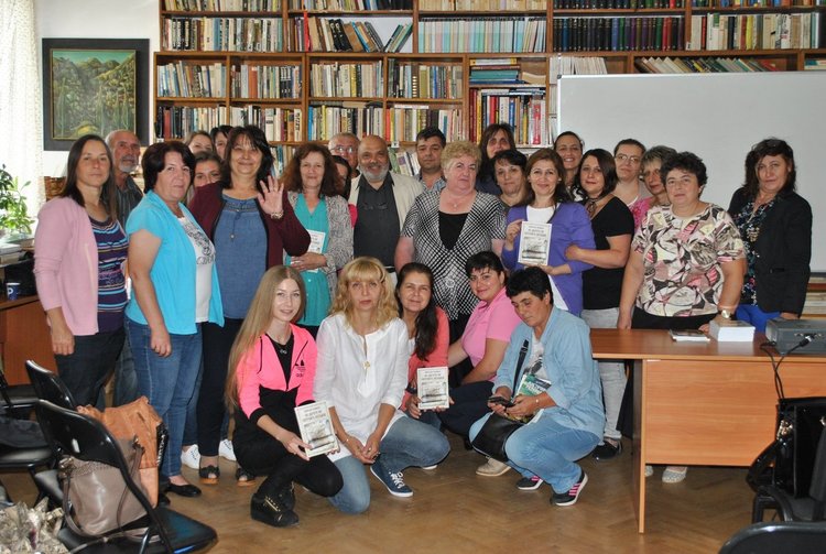 Журналистическо дружество "Мара Михайлова" дари книги на краеведа Никола Иванов на читалищата в областта