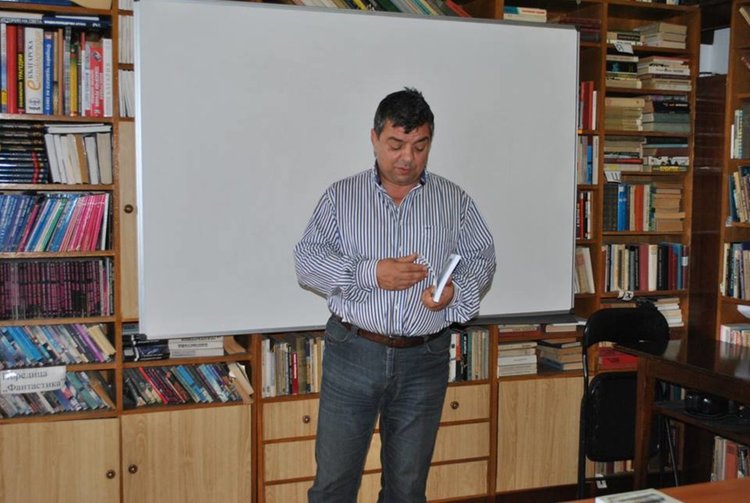 Журналистическо дружество "Мара Михайлова" дари книги на краеведа Никола Иванов на читалищата в областта