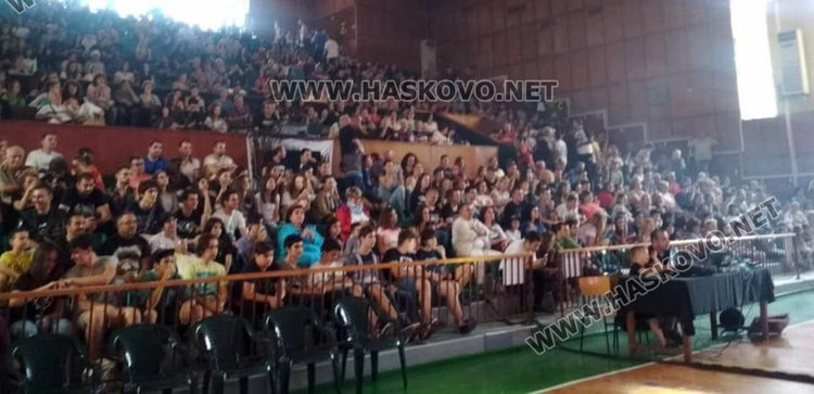 Рок концертът  в петък вечер препълни зала „Дружба“