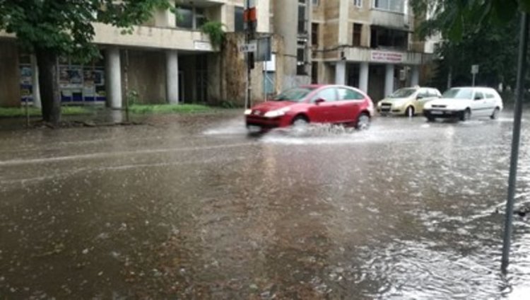 Над 30 литра на кв.м.се изсипаха вчера над Кърджали, днес е обявен жълт код