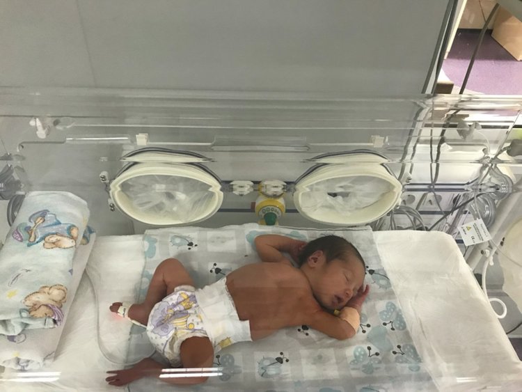 Младо семейство и депутатът Дора Янкова направиха дарение за отделението за недоносени бебета