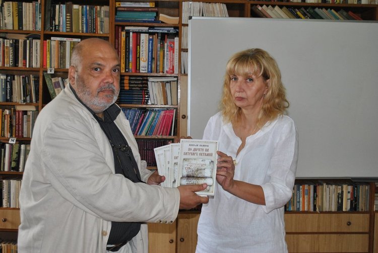 Журналистическо дружество "Мара Михайлова" дари книги на краеведа Никола Иванов на читалищата в областта