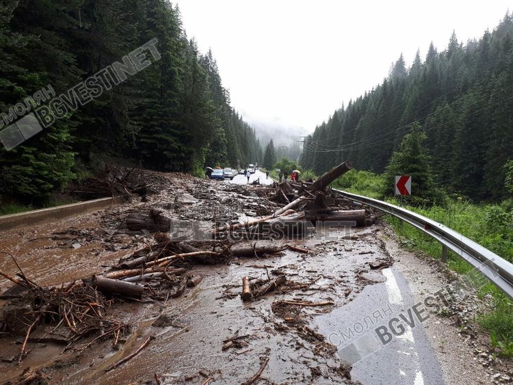 Вчера беше затворен и главния път Чепеларе $Смолян заради срутвания в района на село Проглед