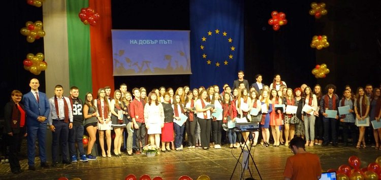 Елитната Математическа гимназия в Смолян изпрати випуск 2018, сред тях десетки отличници