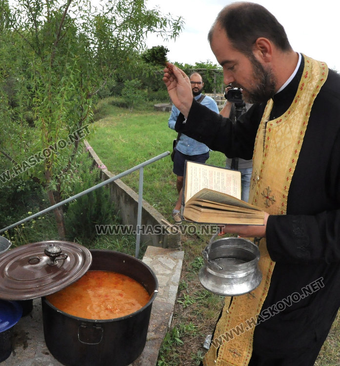 Отец Никола освети само постния курбан заради Петровденските пости, които са до 29-ти юни