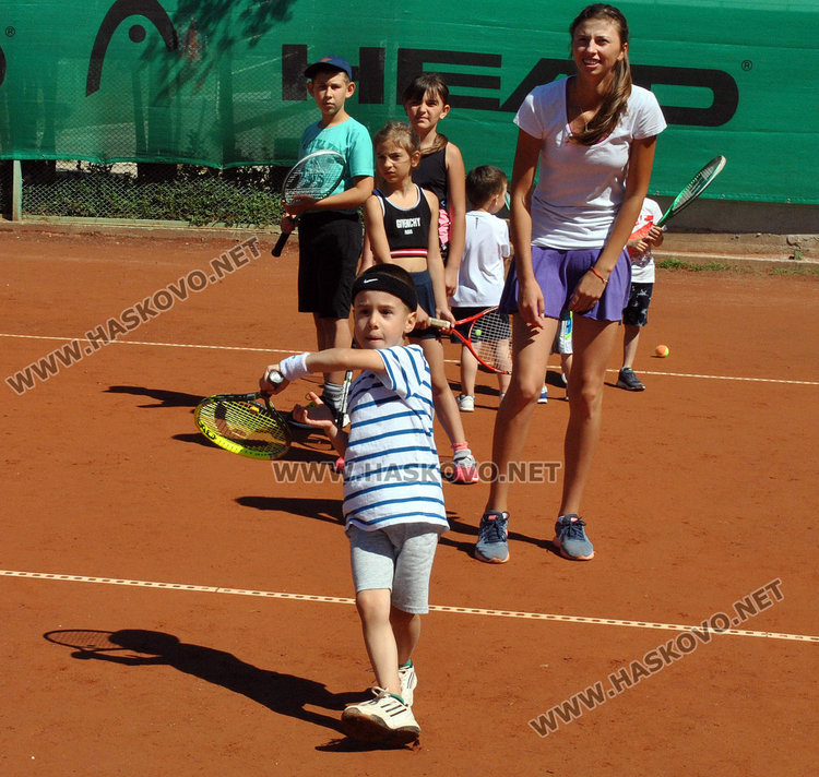 Тригодишни правят първи стъпки в тениса на кортовете в Кенана