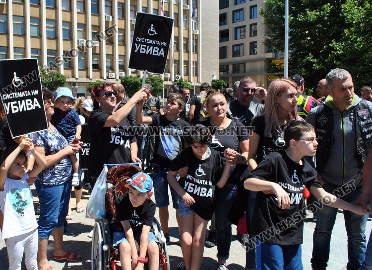 Мотористи от Хасковско на пл. „Свобода“ в подкрепа на майките на деца с увреждания