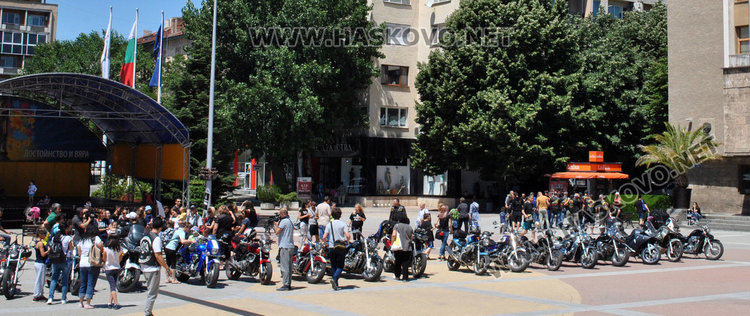 Мотористи от Хасковско на пл. „Свобода“ в подкрепа на майките на деца с увреждания