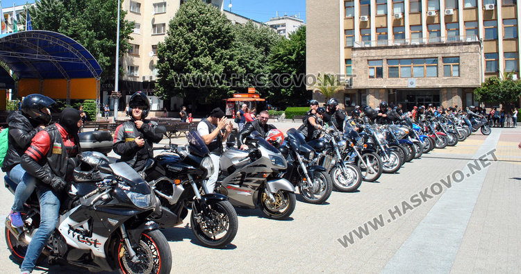 Мотористи от Хасковско на пл. „Свобода“ в подкрепа на майките на деца с увреждания