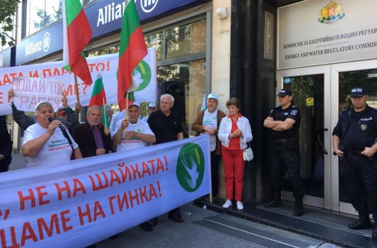 Граждани на протест: Убиват ни с тока, водата и парното