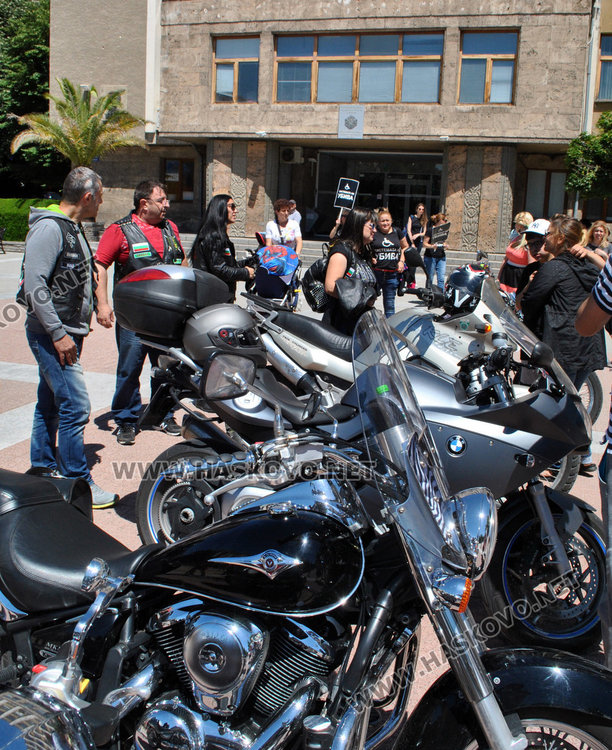 Мотористи от Хасковско на пл. „Свобода“ в подкрепа на майките на деца с увреждания