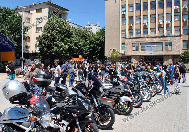 Мотористи от Хасковско на пл. „Свобода“ в подкрепа на майките на деца с увреждания