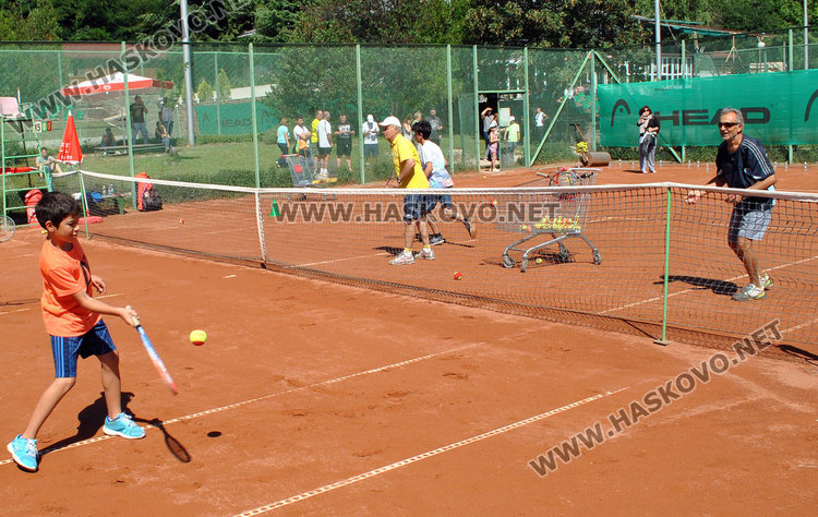 Тригодишни правят първи стъпки в тениса на кортовете в Кенана