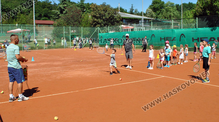 Тригодишни правят първи стъпки в тениса на кортовете в Кенана