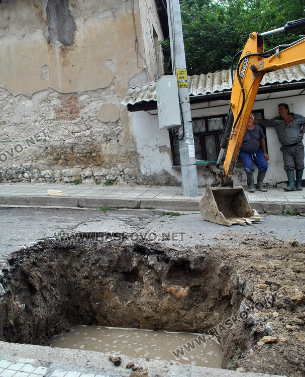 Питейна вода тече с дни от авария, ВиК разкопава три пъти 