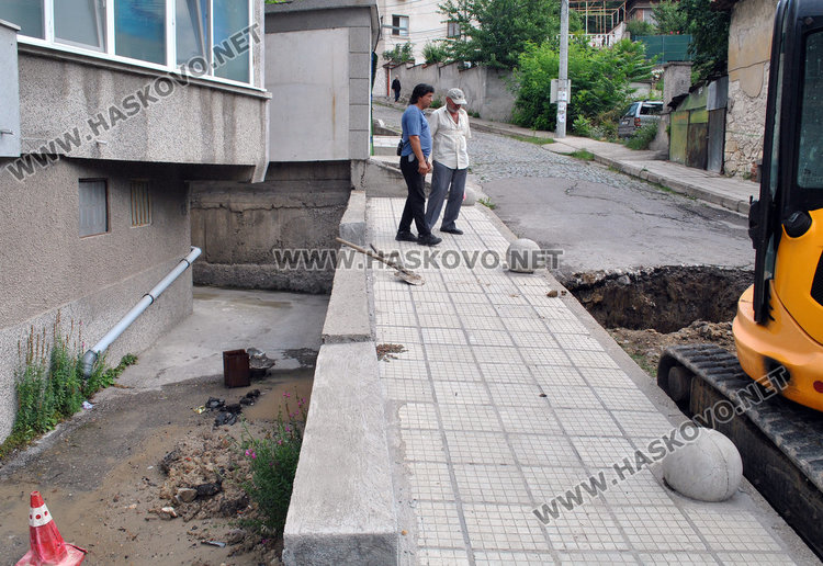 Питейна вода тече с дни от авария, ВиК разкопава три пъти 