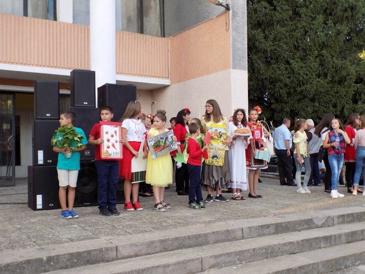 С Дефиле на плодородието започна веселбата в Дебър