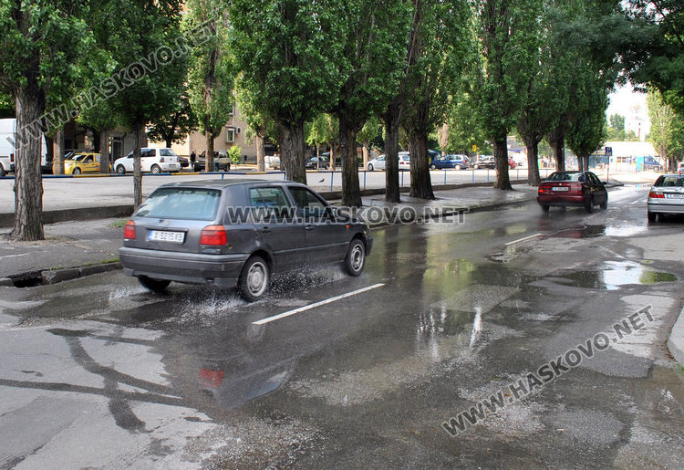 Питейна вода тече с дни от авария, ВиК разкопава три пъти 