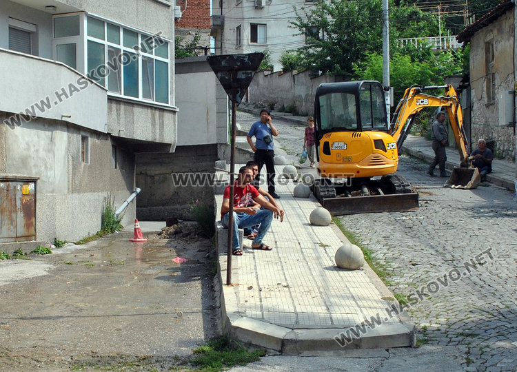Питейна вода тече с дни от авария, ВиК разкопава три пъти 