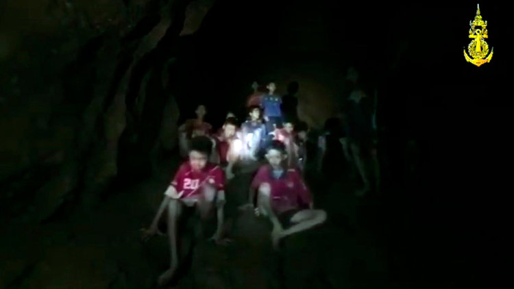 Водолази откриха изчезналите деца в наводнена пещера в Тайланд. Но как ще ги спасят? (видео)