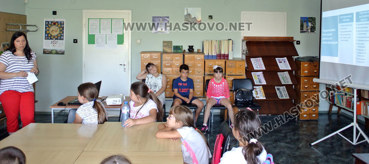 Учат деца на краезнание в библиотеката през юли