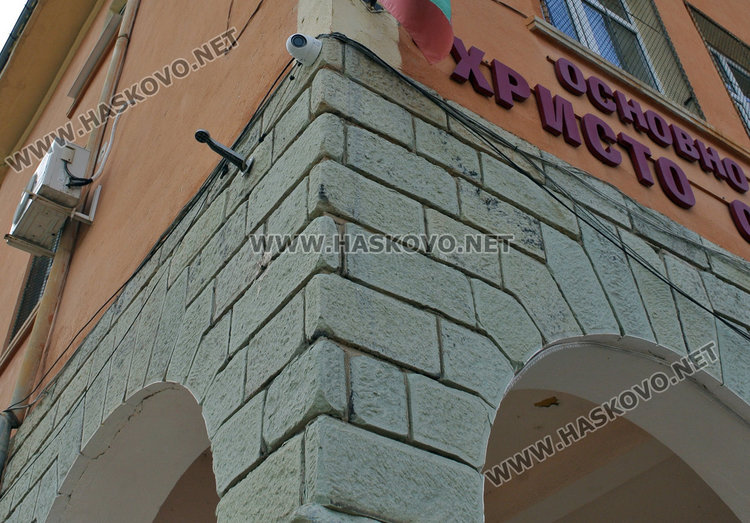 Потрошиха три камери и климатик в „Смирненски“, разбиха и врата