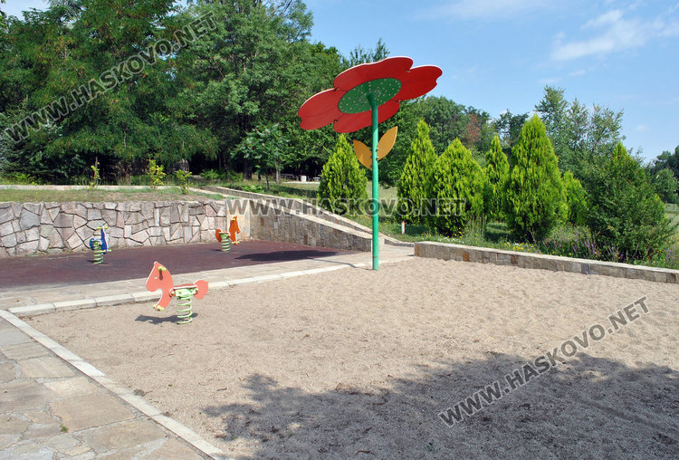 Хасковлии крадат пясък от детските площадки в парка на Ямача