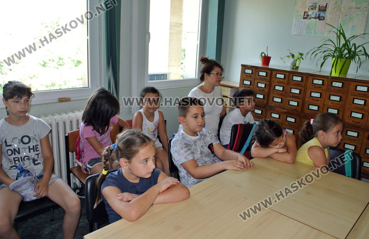 Учат деца на краезнание в библиотеката през юли