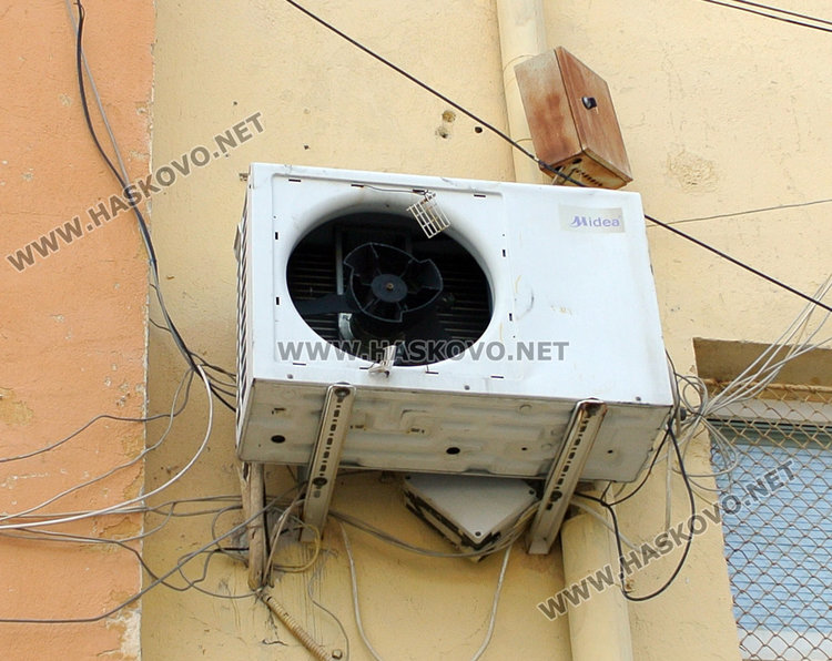 Потрошиха три камери и климатик в „Смирненски“, разбиха и врата