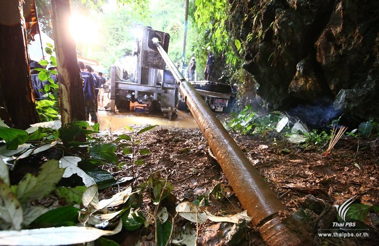 На няколко места дренират пешерата, засега без успех